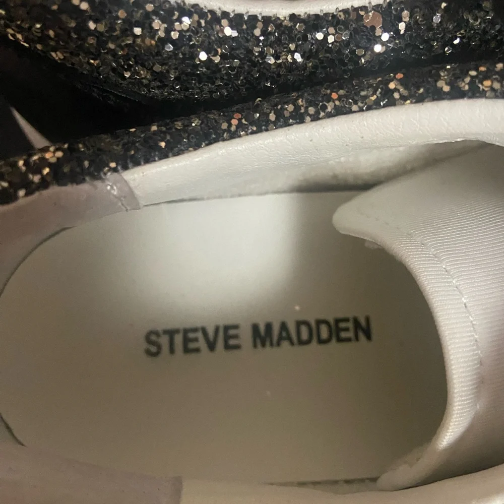 Stylish Women's Sneakers with Glitter and Camo Accents - Picture 2 of 6